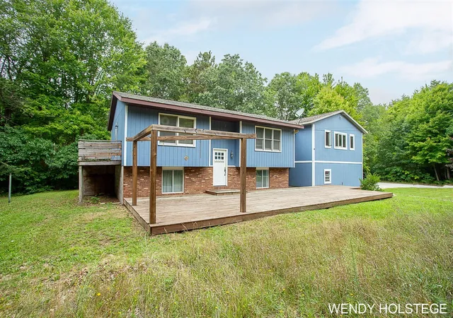 Photo 2 of Sale Pending at 2055 Horton Rd, Muskegon, MI 49445 | MLS# 70489150 | Listing updated on 2025-11-20