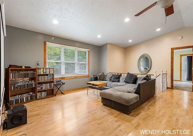 Photo 4 of Sale Pending at 2055 Horton Rd, Muskegon, MI 49445 | MLS# 70489150 | Listing updated on 2025-11-20