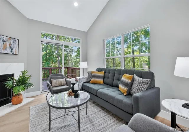 3rd image of 41785 Independence Dr, Novi, MI 48377 | MLS# 61001088