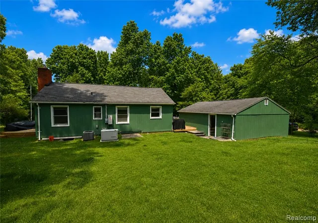 Photo 2 of Sale Pending at 1405 Middle Rd, Highland, MI 48357 | MLS# 61001153 | Listing updated on 2026-07-07