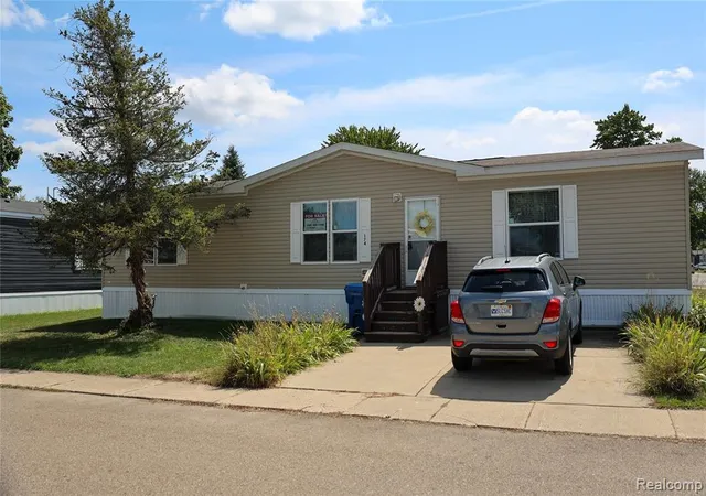 1st image of 174 Suzanne Blvd, White Lake, MI 48386 | MLS# 61017303