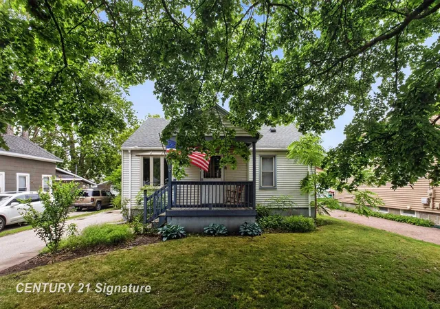 Homes for sale in Essexville, MI | 1907 James St, Essexville, MI 48732 | MLS# 50211868