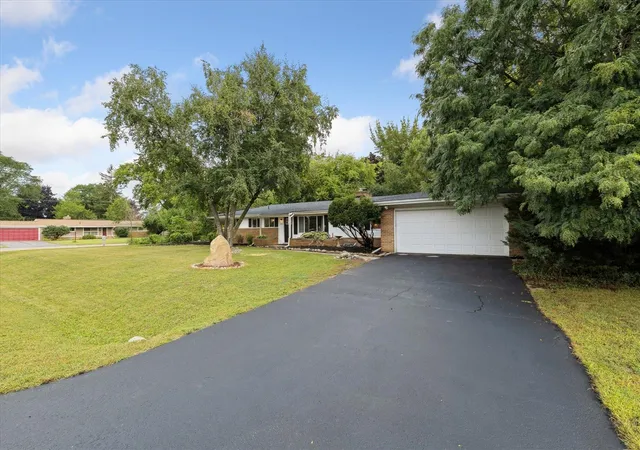 4th image of 30070 Lochmoor St, Farmington Hills, MI 48334 | MLS# 70487936