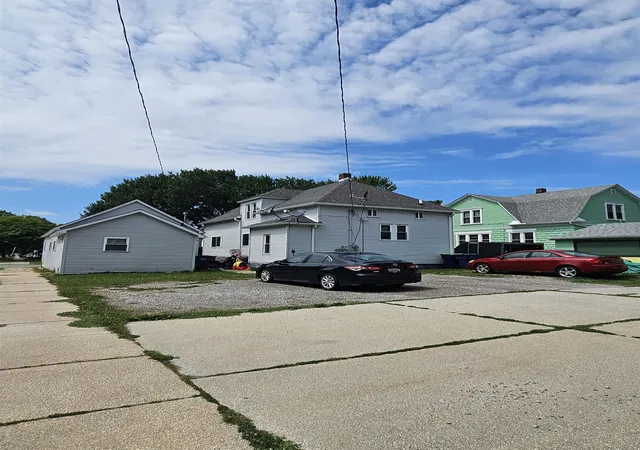 Photo 3 of Multi family home for sale at 827 S Farragut St, Bay City, MI 48708 | MLS# 50217391 | Listing updated on 2026-08-20