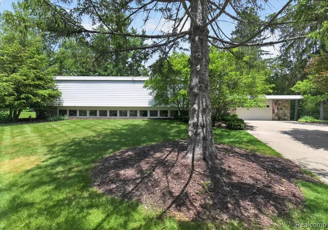 Homes for sale in Highland, MI | 1091 Plover Dr, Highland, MI 48357 | MLS# 61008473