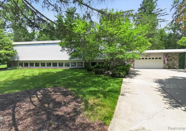 Homes for sale in Highland, MI | 1091 Plover Dr, Highland, MI 48357 | MLS# 61008473