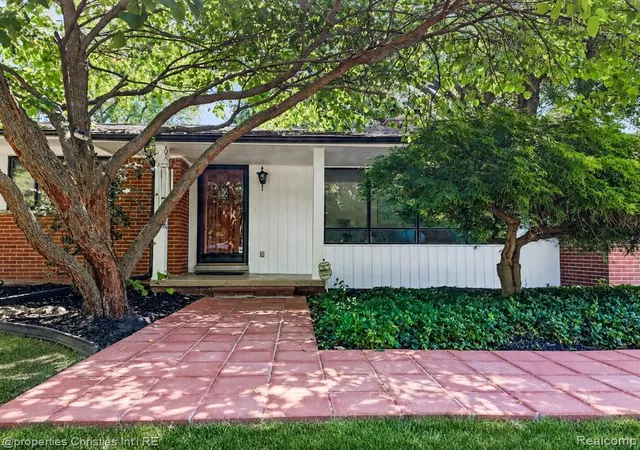 Photo 4 of Single family home for sale at 24711 Tudor Ln, Franklin, MI 48025 | MLS# 61018712 | Listing updated on 2026-09-01