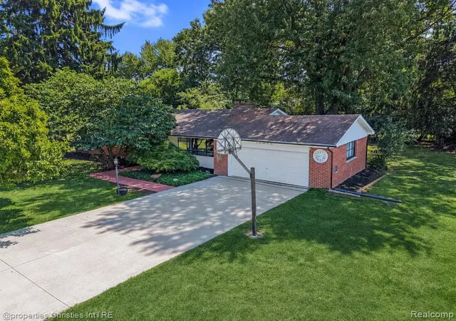 Photo 5 of Single family home for sale at 24711 Tudor Ln, Franklin, MI 48025 | MLS# 61018712 | Listing updated on 2026-09-01