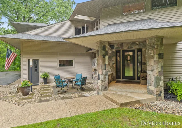 Photo 4 of Sale Pending at 333 Fennessey St, Grand Rapids, MI 49534 | MLS# 70539855 | Listing updated on 2026-08-19