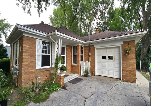 Photo 3 of Sale Pending at 4873 N Sheridan Rd, Saginaw, MI 48601 | MLS# 50218490 | Listing updated on 2026-09-16