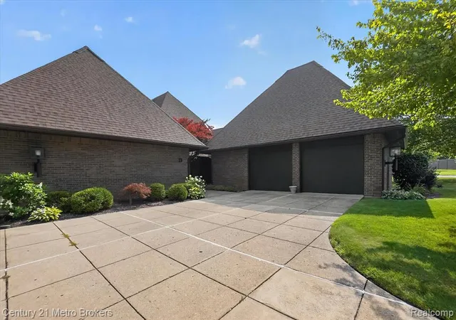 Listing Photo 1 - Condo for sale in building located at 9095 S Saginaw Rd, Grand Blanc, MI 48439 - Unit #13