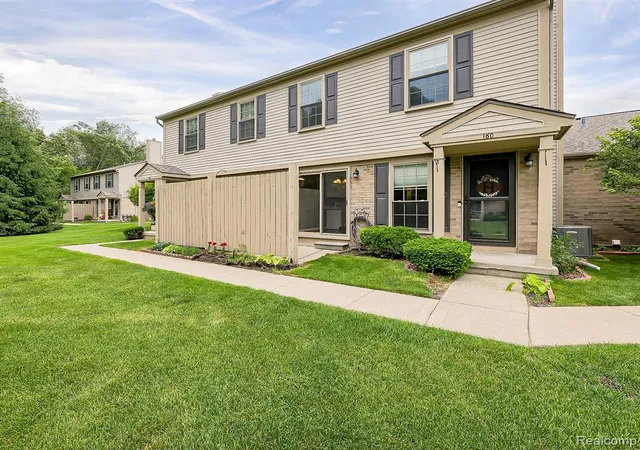 Homes for sale in Waterford, MI | 160 Pine Tree Ridge Dr #3, Waterford, MI 48327 | MLS# 61005229