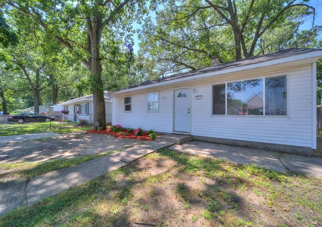 Photo 3 of Sale Pending at 2115 Valley St, Norton Shores, MI 49444 | MLS# 70480689 | Listing updated on 2025-10-29
