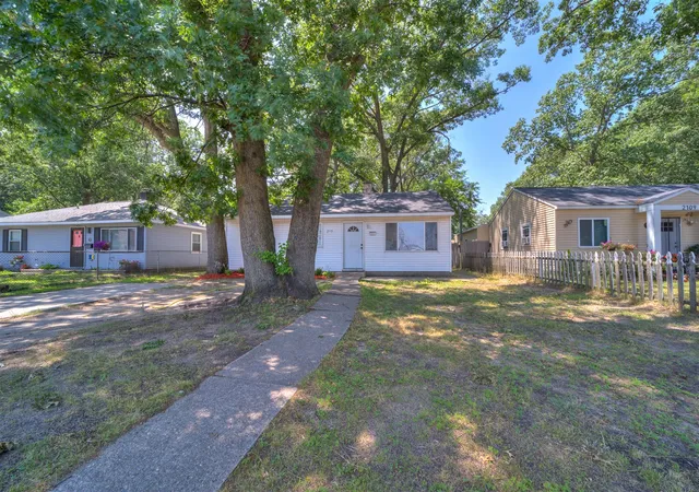 Photo 4 of Sale Pending at 2115 Valley St, Norton Shores, MI 49444 | MLS# 70480689 | Listing updated on 2025-10-29