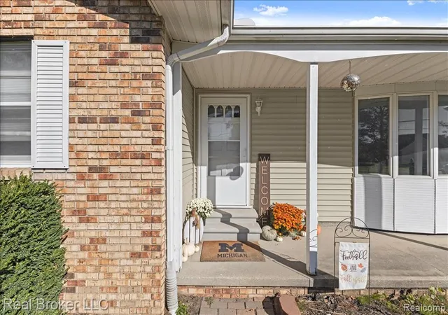 3rd image of 4268 Ravenswood Rd, Port Huron, MI 48060 | MLS# 60941601