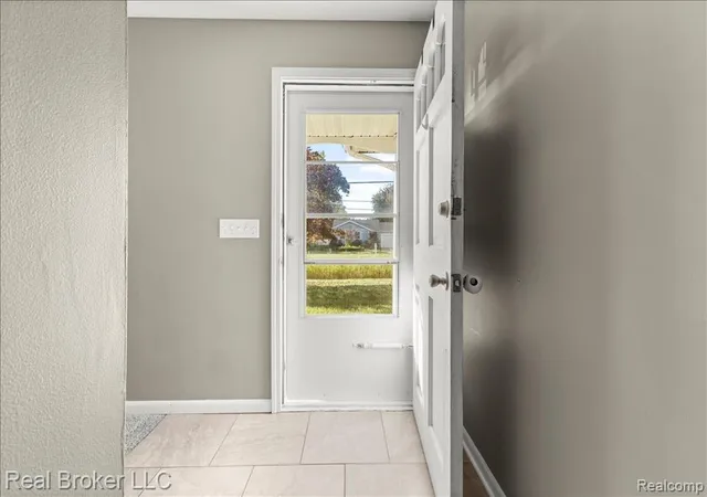 4th image of 4268 Ravenswood Rd, Port Huron, MI 48060 | MLS# 60941601