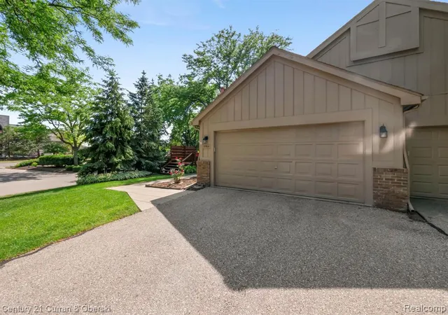 Homes for sale in Livonia, MI | 37600 N Laurel Park Dr, Livonia, MI 48152 | MLS# 61002446