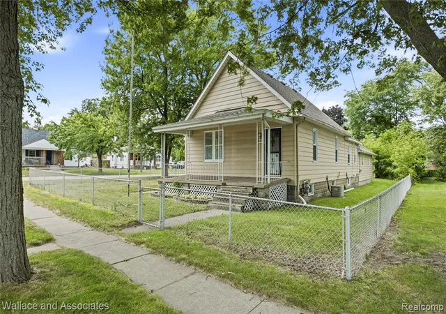 Photo 2 of Single family home for sale at 1429 Division St, Port Huron, MI 48060 6151 | MLS# 61015193 | Listing updated on 2026-08-30