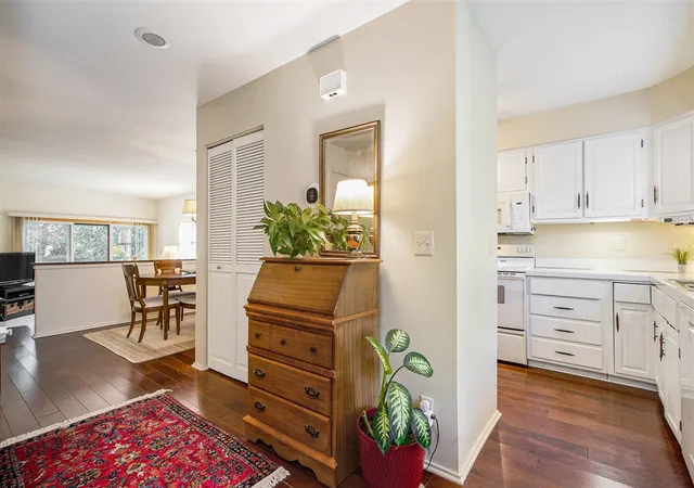 Photo 4 of Condo for sale at 2127 Pauline Ct, Ann Arbor, MI 48103 | MLS# 70500631 | Listing updated on 2025-11-04