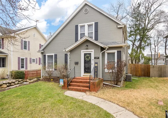 Photo 3 of Single family home for sale at 204 S Wisner St, Jackson, MI 49203 | MLS# 70514470 | Listing updated on 2026-04-04