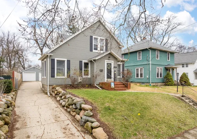 Photo 3 of Single family home for sale at 204 S Wisner St, Jackson, MI 49203 | MLS# 70514470 | Listing updated on 2026-04-04