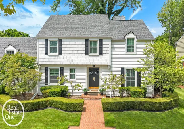 Homes for sale in Grosse Pointe Shores, MI | 90 Colonial Rd, Grosse Pointe Shores, MI 48236 | MLS# 50214761