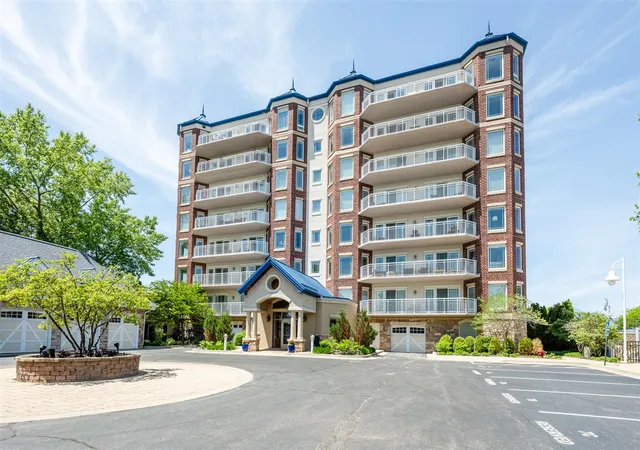 Homes for sale in Saint Joseph, MI | 200 Lake St #3B, Saint Joseph, MI 49085 | MLS# 70514882