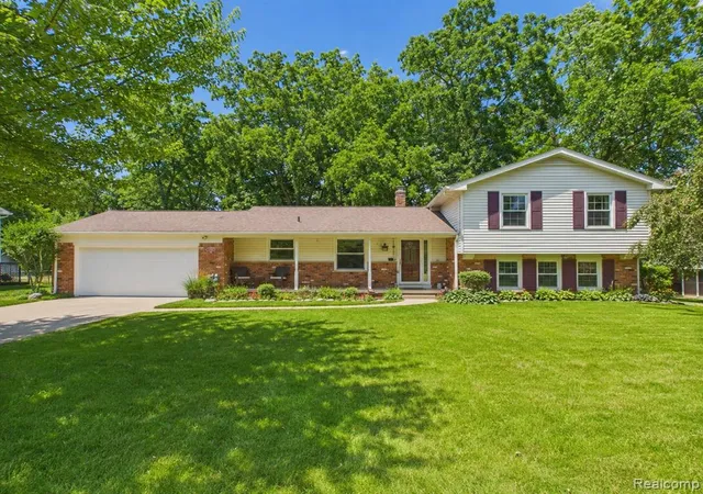 Photo 1 of Sale Pending at 29942 Briarton St, Farmington Hills, MI 48331 | MLS# 61016084 | Listing updated on 2026-08-30