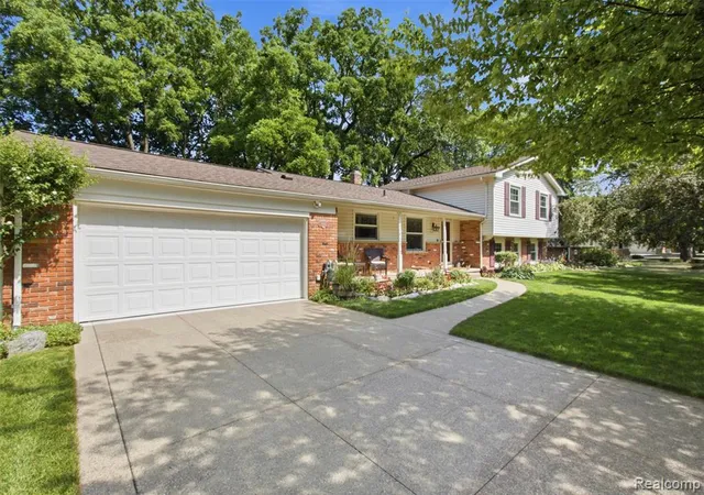 Photo 3 of Sale Pending at 29942 Briarton St, Farmington Hills, MI 48331 | MLS# 61016084 | Listing updated on 2026-08-30