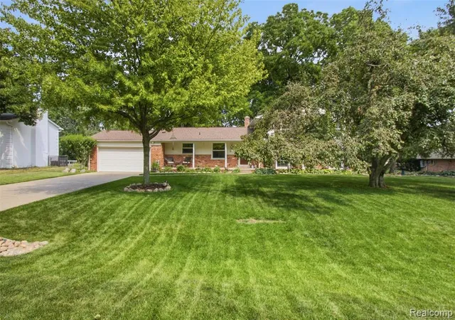 Photo 4 of Sale Pending at 29942 Briarton St, Farmington Hills, MI 48331 | MLS# 61016084 | Listing updated on 2026-08-30