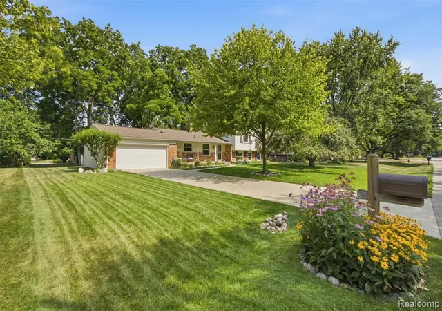 Photo 5 of Sale Pending at 29942 Briarton St, Farmington Hills, MI 48331 | MLS# 61016084 | Listing updated on 2026-08-30