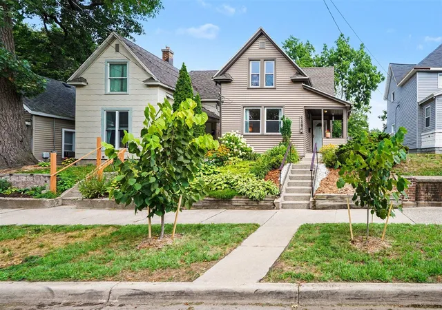 Photo 2 of Sale Pending at 939 Sigsbee St, Grand Rapids, MI 49506 | MLS# 70551374 | Listing updated on 2026-09-08
