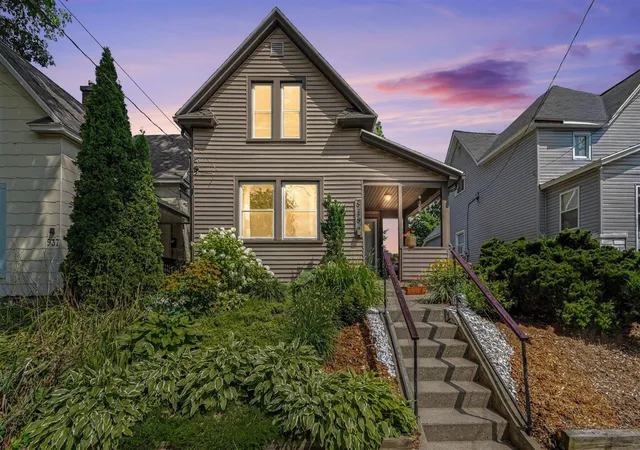 Photo 2 of Sale Pending at 939 Sigsbee St, Grand Rapids, MI 49506 | MLS# 70551374 | Listing updated on 2026-09-08