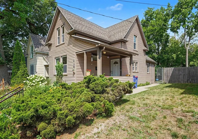 Photo 3 of Sale Pending at 939 Sigsbee St, Grand Rapids, MI 49506 | MLS# 70551374 | Listing updated on 2026-09-08