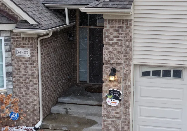 3rd image of 34387 Ann Arbor Trl, Livonia, MI 48150 | MLS# 70526459