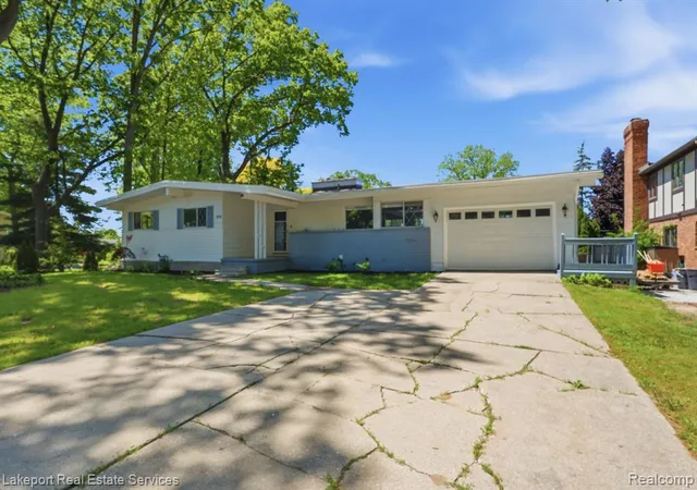 Photo 3 of Sale Pending at 2549 Riverwood Dr, Port Huron, MI 48060 | MLS# 61015203 | Listing updated on 2026-08-23