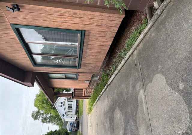 3rd image of 1122 Simcoe Ave, Flint, MI 48507 4803 | MLS# 61003144