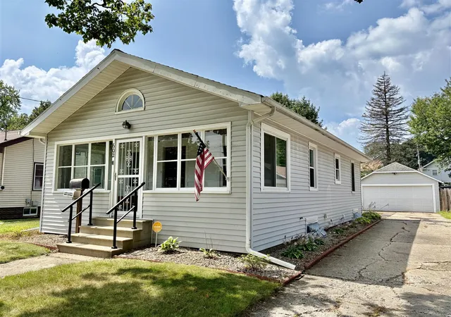 Photo 1 of Single family home for sale at 602 Seventh St, Jackson, MI 49203 | MLS# 70554239 | Listing updated on 2026-09-15