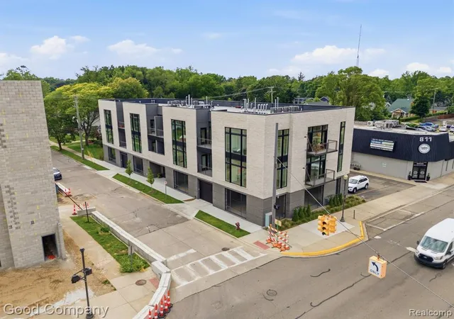2nd image of 110 Austin Ave #301, Royal Oak, MI 48067 | MLS# 61006884