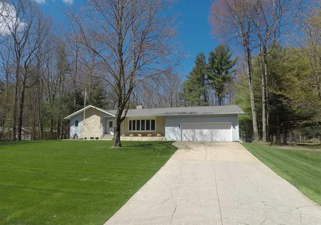 Homes for sale in Cadillac, MI | 3320 W 13th St, Cadillac, MI 49601 | MLS# 80067352