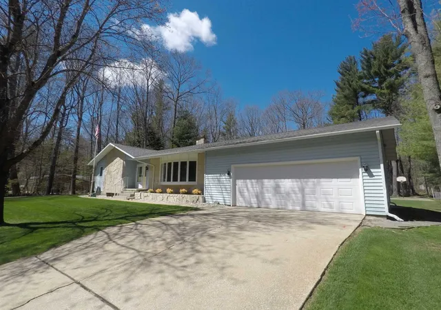 Homes for sale in Cadillac, MI | 3320 W 13Th St, Cadillac, MI 49601 | MLS# 80067352