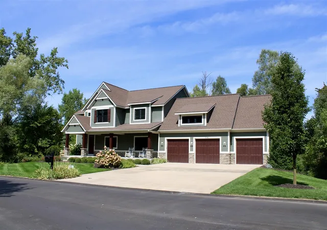 Photo 2 of Sale Pending at 3781 Bridgehampton Dr Ne Dr, Grand Rapids, MI 49546 | MLS# 70492863 | Listing updated on 2025-10-24