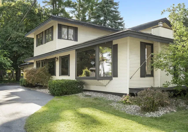 Photo 1 of Single family home for sale at 1100 Peninsula Dr, Traverse City, MI 49686 | MLS# 80072945 | Listing updated on 2026-08-31