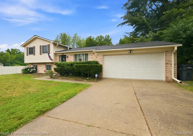 2nd image of 32 S Eastway Dr, Pontiac, MI 48342 2931 | MLS# 61023842