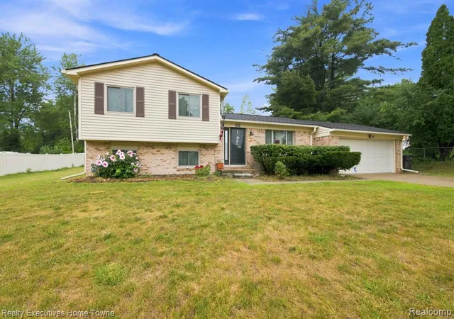 3rd image of 32 S Eastway Dr, Pontiac, MI 48342 2931 | MLS# 61023842