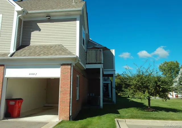 Homes for sale in Shelby Township, MI | 2009 Monarch Drive, Shelby Township, MI 48316 | Houzeo