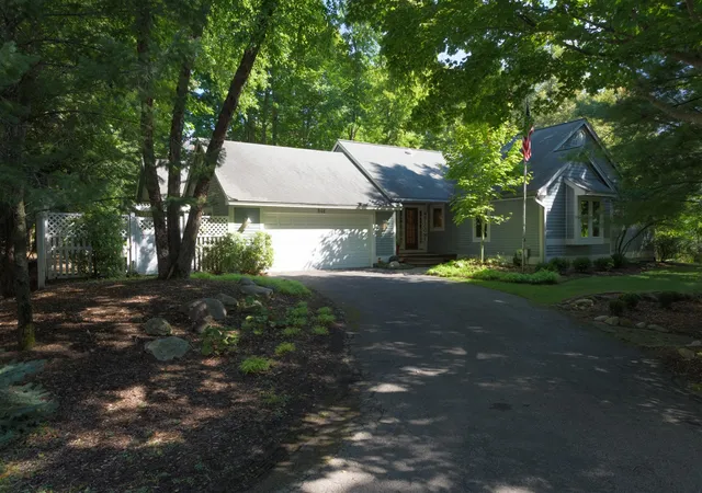 Photo 4 of Single family home for sale at 848 W Center St, Douglas, MI 49406 | MLS# 70553718 | Listing updated on 2026-08-31