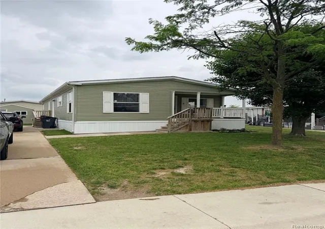 Homes for sale in Flat Rock, MI | 24832 Chinook Ct, Flat Rock, MI 48134 | MLS# 61002058