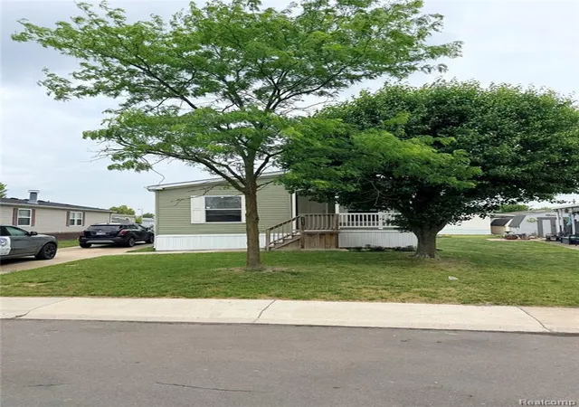 Homes for sale in Flat Rock, MI | 24832 Chinook Ct, Flat Rock, MI 48134 | MLS# 61002058