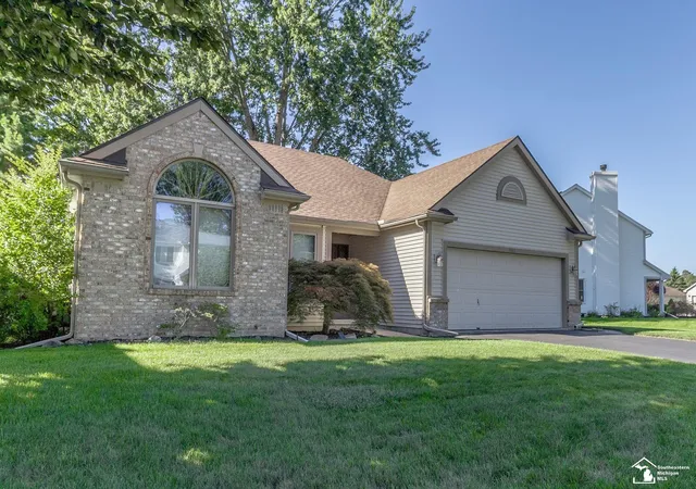 Photo 2 of Sale Pending at 885 Hickory Creek Dr, Temperance, MI 48182 | MLS# 50219324 | Listing updated on 2026-08-31
